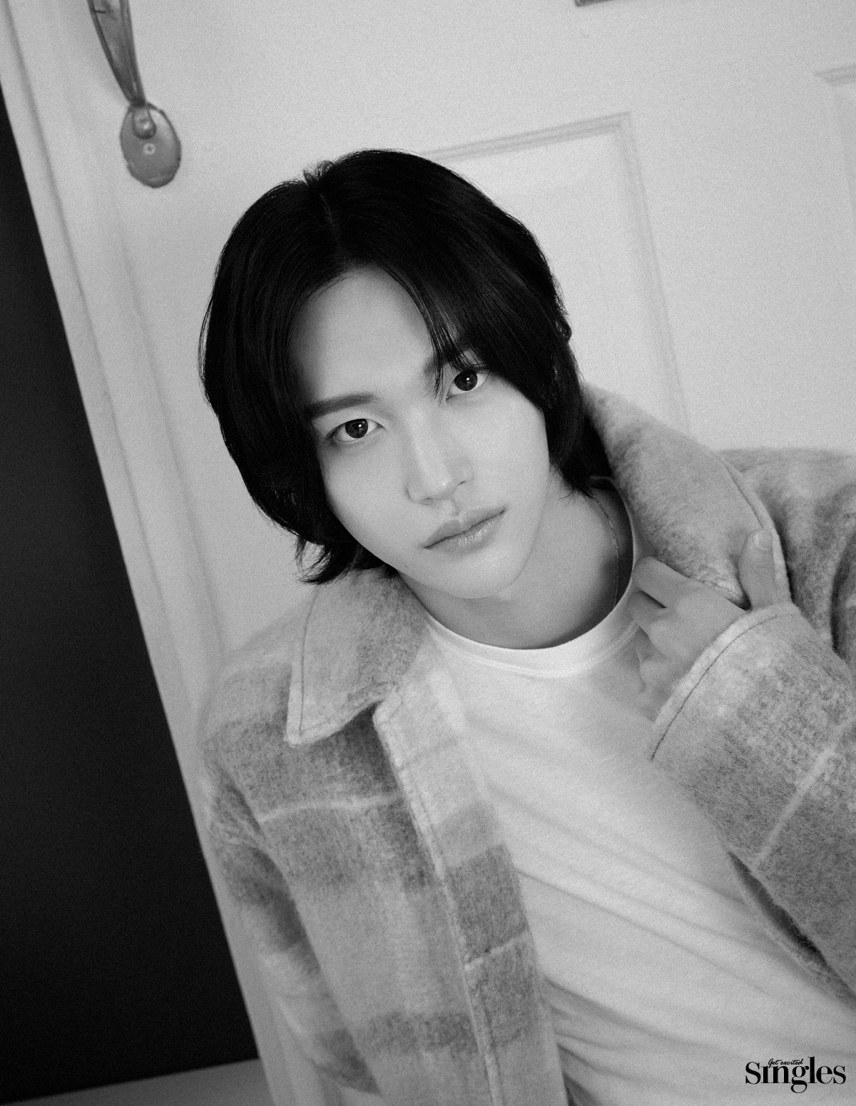 자라의 점퍼를 착용한 라이즈 원빈의 싱글즈 화보